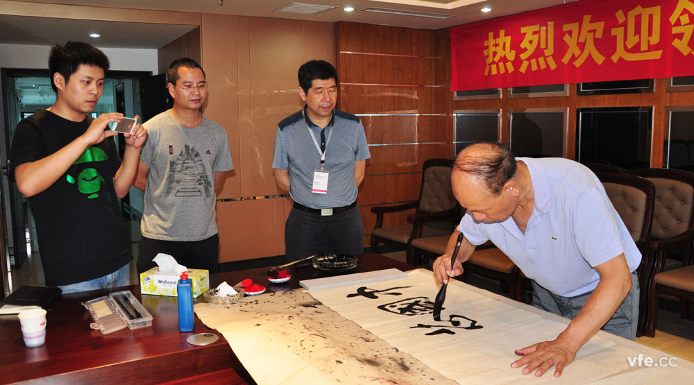 國防科大原電子科學(xué)與工程學(xué)院政委 為“中國芯，銀河夢”題詞